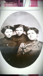 Rachel Sue Van Zandt (middle) with mother (right) and sister
